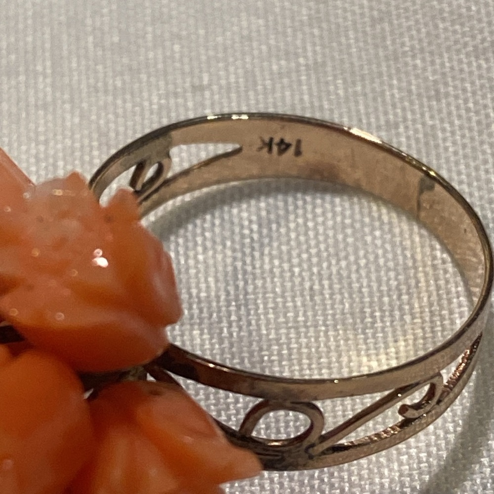 Vintage solid 14k yellow gold angel skin coral floral bouquet cluster ring. - Picture 2 of 9